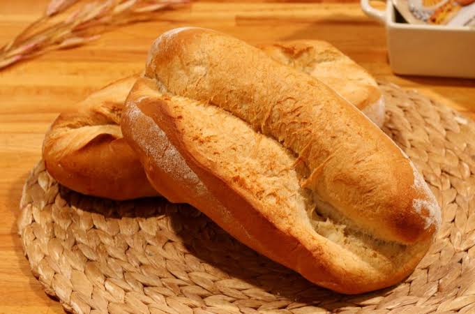 Pan artesano recién horneado