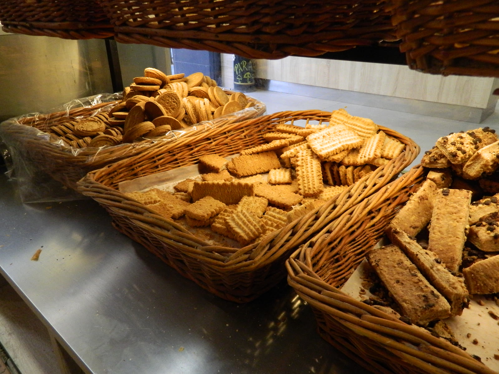 Bandejas de bollería y galletas recién hechas