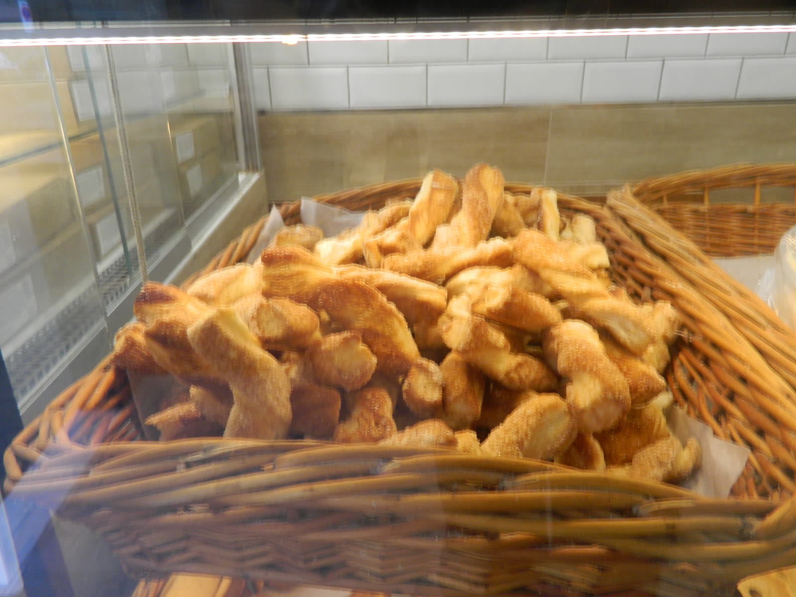 Cesta de rosquilletas y palitos de pan