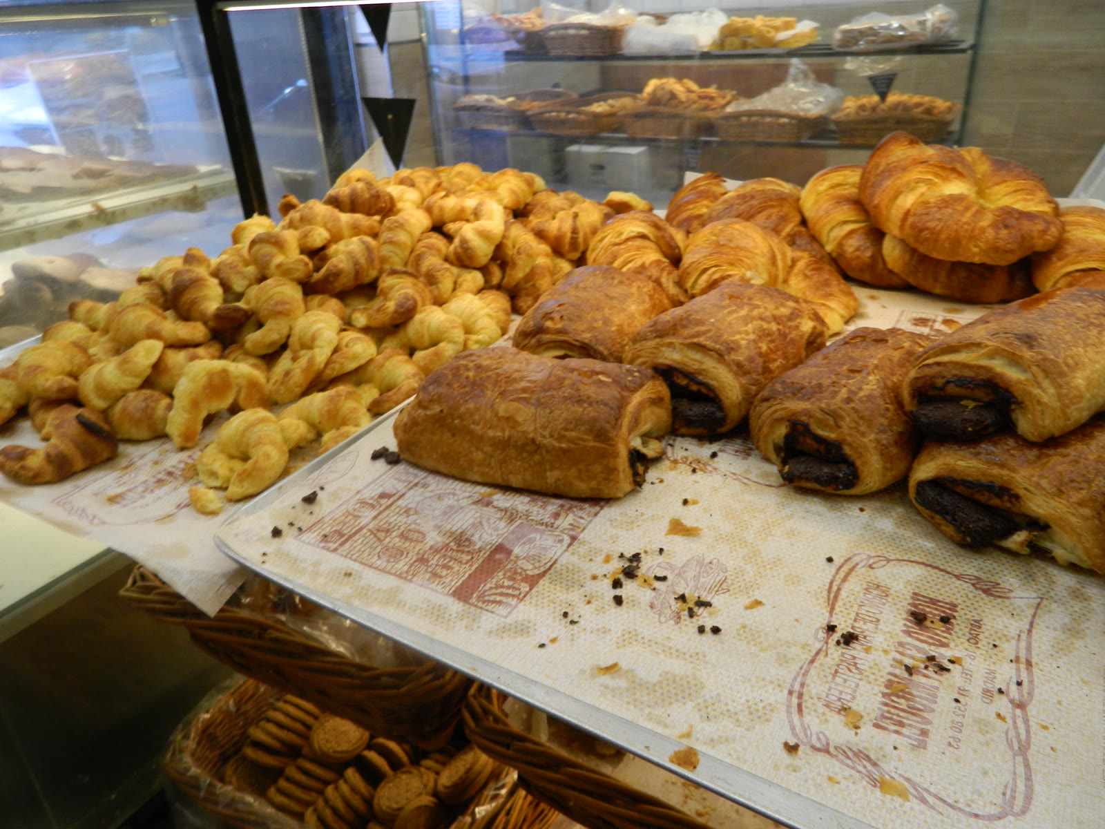 Croissants y napolitanas recién horneadas