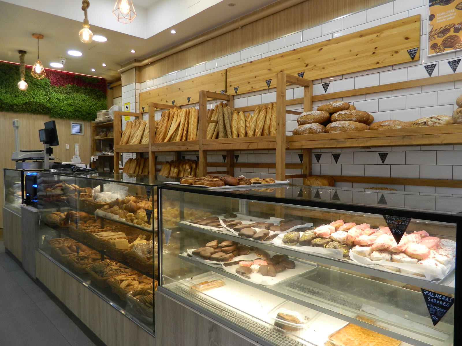 Estantería de pan artesanal recién salido del horno